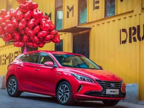 长安造国产“雷克萨斯”! 6.99万内饰不比宝马差, 合资车要哭了