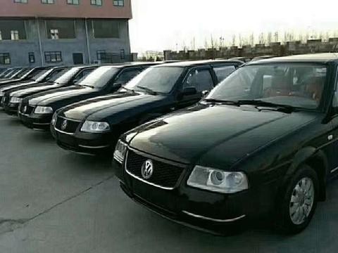 偶遇大批桑塔纳退役车，外观内饰都很新，店员：全部1.5万处理