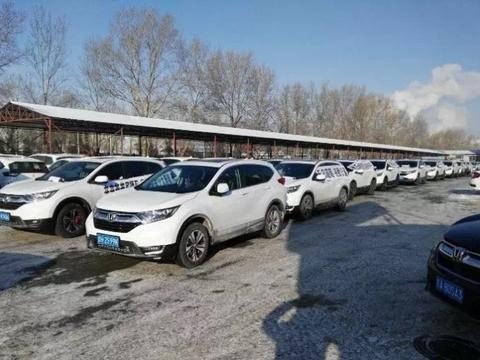 本田CR-V机油出问题，车主聚集4S店门前讨要说法，还不如买哈弗