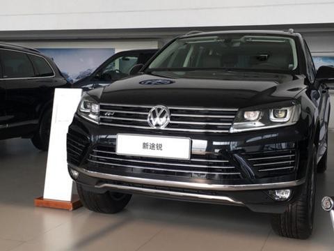 花70万入手大众途锐，上牌时遇途乐三兄弟，车主坦言把途锐比小了