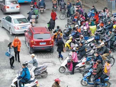 交警提示：1月14日起电动车不得有这3种行为，否则直接拖走罚款！