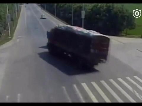 在一场生死抉择中，大货车选择牺牲自己！