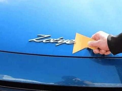 小伙十万买众泰SR9，两百把车标扣成保时捷，瞬间变身土豪