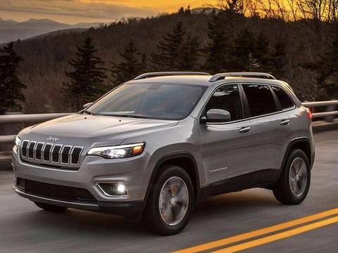 新款Jeep自由光终于整容，放弃分体大灯，外观媲美昂科威！