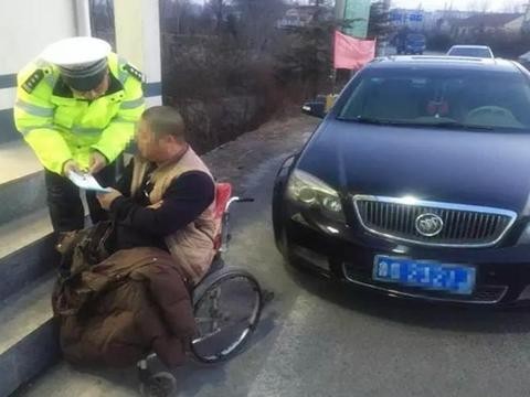 男子没有双腿还无证驾驶，被交警拦下，自称是老司机！