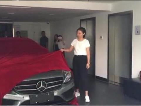 花31万落地奔驰C200: 到了交车现场, 夫妻二人却充满惊讶