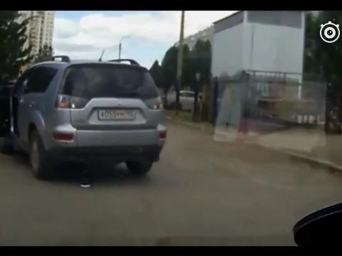 女司机无法忍受被鸣笛催促，接下来的一幕尴尬了