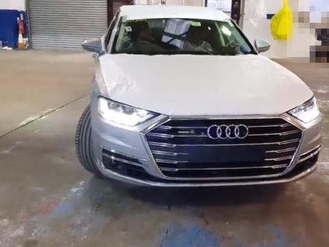 国内首台18款奥迪A8L已到4S店后场，一车配6屏，奔驰S级真比不了