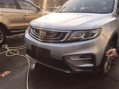 全国首台18款吉利博越到店，外观大改后很酷炫，又要排队提车了