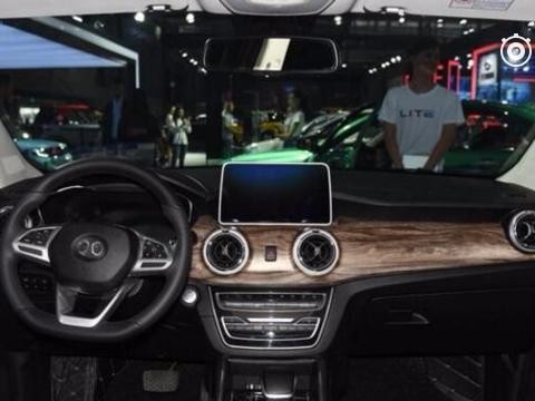 外形好看 内饰很奔驰 北汽全新电动SUV曝光