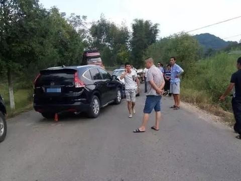 本田CRV正面撞上神车五菱，“撞车帝”五菱能否赢