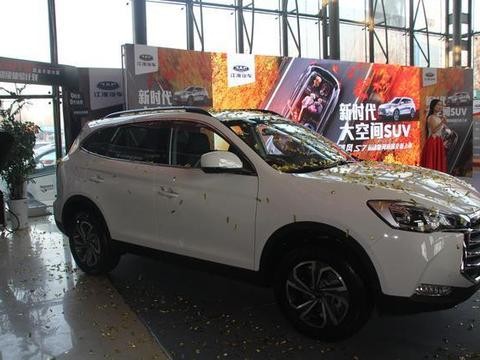 放弃吉利甩掉丰田后, 买了这台SUV, 好开省油, 重要是空间大