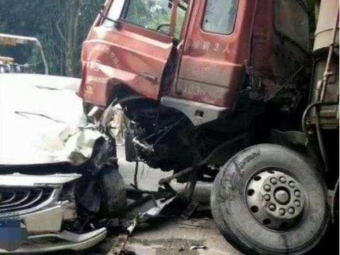 吉利博瑞撞上重型货车，司机下车后大眼瞪小眼一脸迷茫