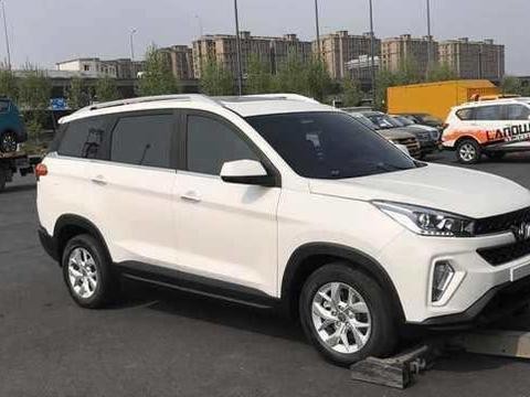 到店实拍神车五菱宏光全新SUV, 格低到无法呼吸，车标太帅
