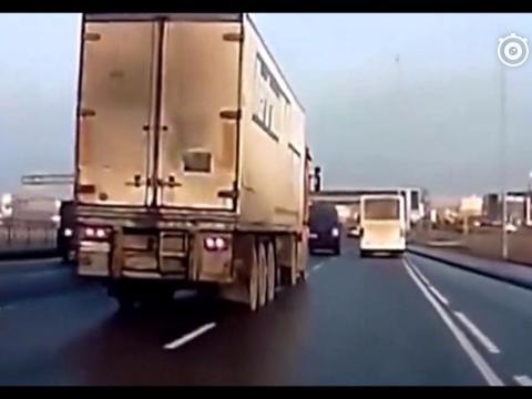 30年老司机一招”神龙摆尾“救下3辆车，记录仪刚好拍下这一幕