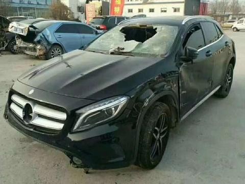 老板3万打底, 拍卖奔驰gla200, 最后被员工5万“强行”收购