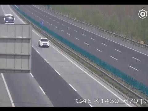 高速上3辆大货车并排行驶，只为不想让我超车，3秒后失控变铁渣