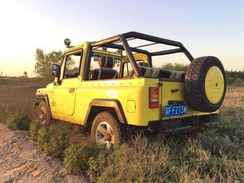 三门的国产敞篷越野车，属于小众的北汽角斗士