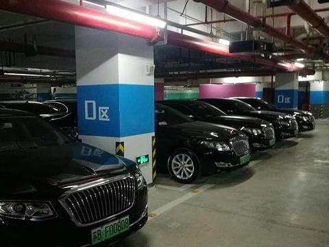 红旗轿车为啥挂了绿色车牌? 停车场几百辆红旗H7, 场面真的震撼