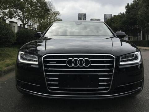 80多万元的奥迪A8L违停在路边, 数小时后车主淡定不起来了！