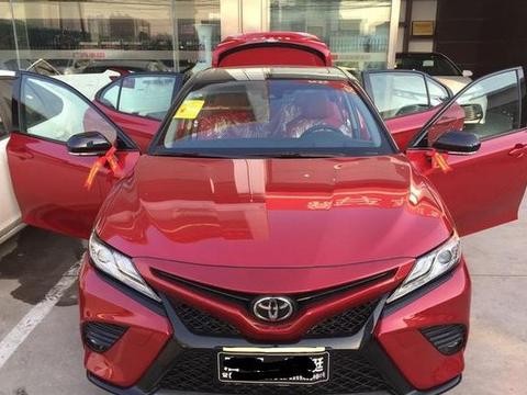 25万提的全新凯美瑞运动版，红色内饰在这个价位是最帅的车