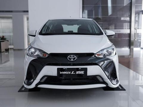 外观虽然小巧，但远看前脸还有着跑车般样子