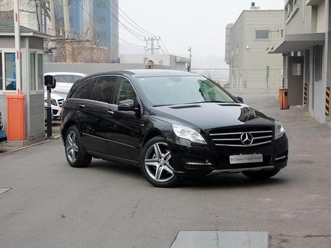 全进口，比埃尔法大，低26万，因卖不动停产，奔驰最丢脸的车