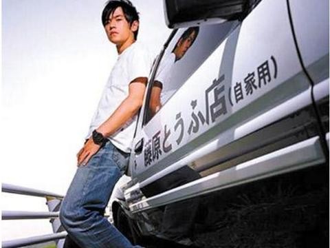 周杰伦夜晚开豪车兜风，接连收到三张罚单，车神也有失手的时候