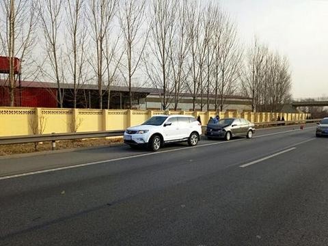 大众POLO高速追尾吉利博越，车主下车后看到两车差距当场崩溃