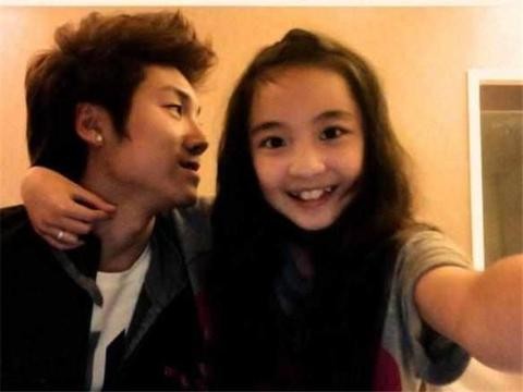 22岁一唱成名，后和李小璐丈夫公司的一位未成年相恋，今开上跑车