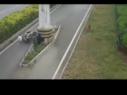 电动车男子看了一眼手机，监控拍下让他后悔的一幕