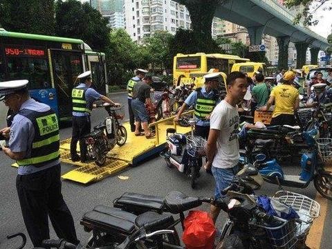 最高车速25Km/h,驾驶超标电动自行车，等同机动车
