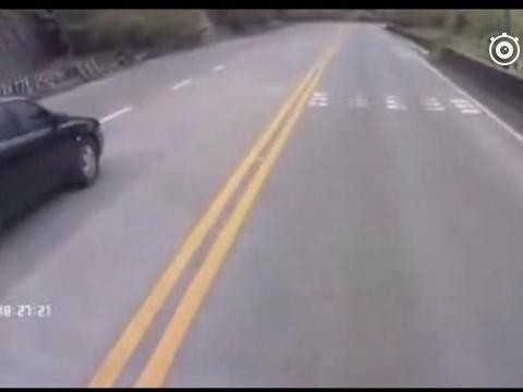 高速下坡大货突然刹车失灵，老司机太淡定了，服了