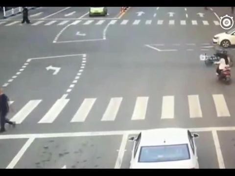 大家都听从交警规规矩矩等红灯，只有特殊的她付出了生命的代价