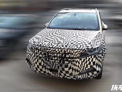 众泰这车也配上大彩电了！