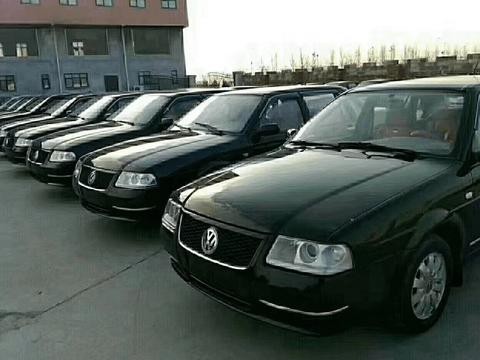 偶遇大批桑塔纳退役车, 外观内饰都很新, 店员: 全部1.5万处理