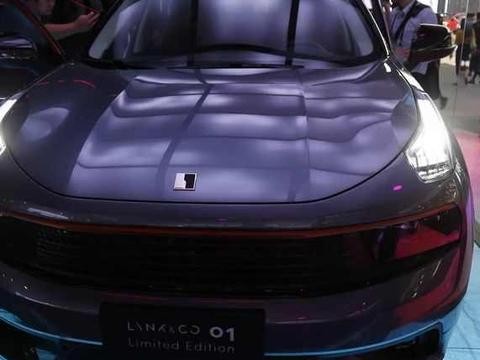 表姐刚定完众泰T700，见我买了这台车，立马把车就退了