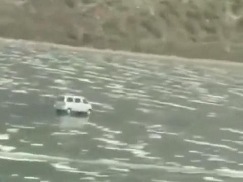 同样一条坡道，奔驰G级、路虎无能为力，五菱登场后车迷激动