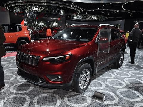 Jeep自由光中期改款! 大灯终于睁开眼了!！