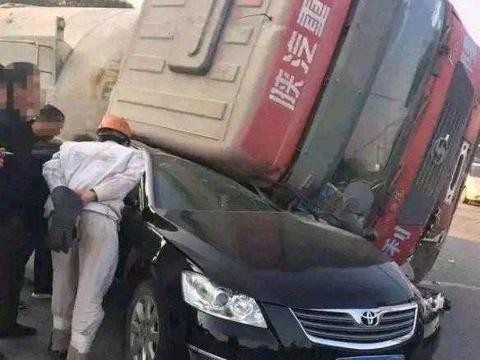 丰田凯美瑞遭数十吨货大车压顶，车主安然无恙，谁还说日系车脆皮