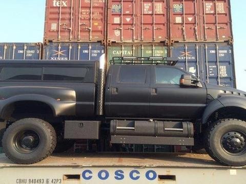 小伙花200万买了一辆皮卡，开回家后发现没地方停车！！