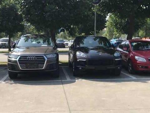 小伙花75万买下奥迪Q7, 停在保时捷卡宴边上, 感觉买对了!