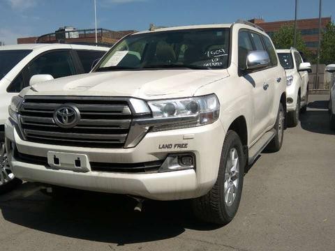 倔强的牛头 17款陆地巡洋舰4000天窗8气囊实拍