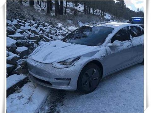 特斯拉Model 3全球首撞, 装上防滑链依然没用, 车主: 维修费太高