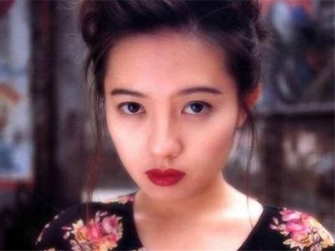 拍戏不输王李丹妮，却成小三爱上有妇之夫，今52岁跑车出行成这般