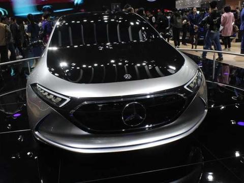 奔驰曝光纯电动车型EQC——又一个盲目自大的Model X挑衅者?