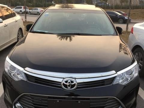 小伙刚刚提了一辆凯美瑞，朋友们开玩笑说：“我猜没必要换了”