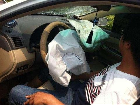 新提国产比亚迪L3新车2个月发生连环追尾 车主：刹车呢怎么失灵