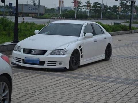 意外发现部门三同事的座驾是白色锐志三代同堂，哪一代最好