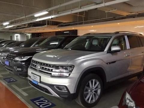 车库遇见途昂和揽胜，途昂的尺寸更大，实测第三排空间足够